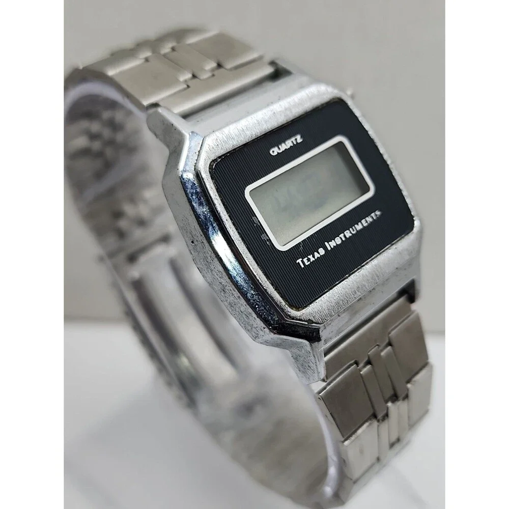 Vintage Texas Instruments LCD Digital Quartz Mens Silver Retro Watch New Battery
